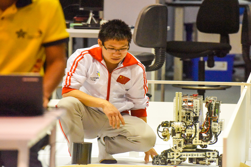叶斌斌参加第44届世界技能大赛移动机器人项
